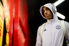 Leny Yoro 'mất tích' tại MU: Canh bạc tất tay đang đi sai hướng